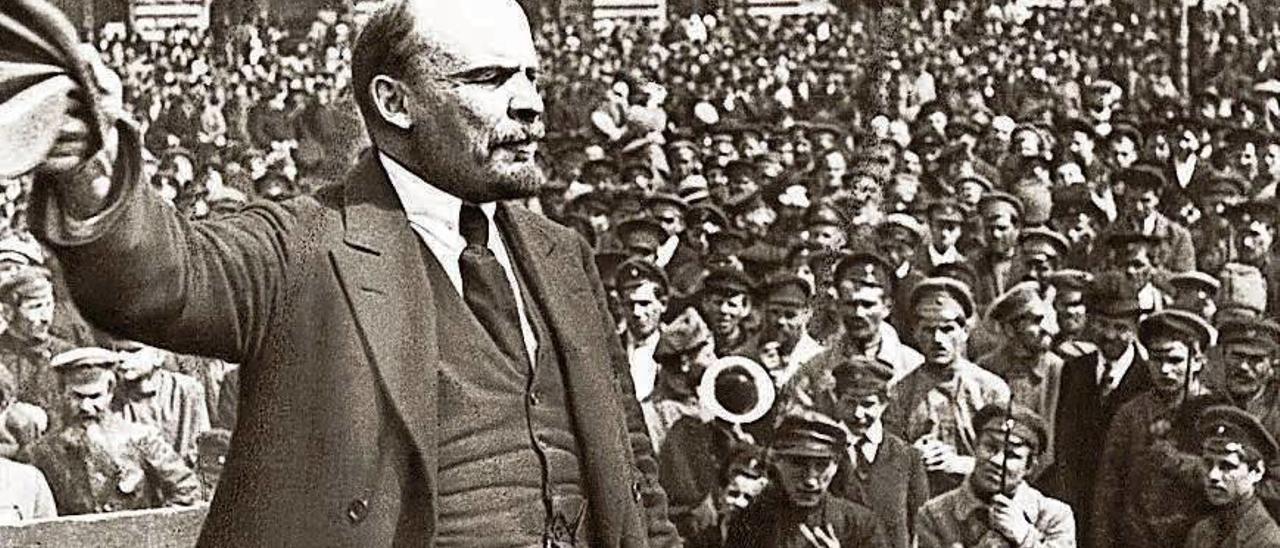 Lenin diríxese ás masas tras o triunfo de Revolución Rusa (outubro, 1917)