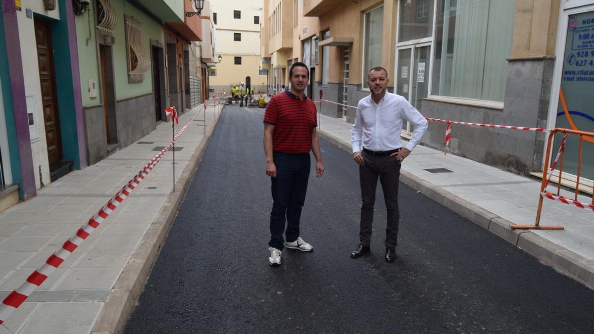 Teodoro Sosa y Heriberto Reyes, durante los últimos trabajos en la calle Franciscanos esta semana