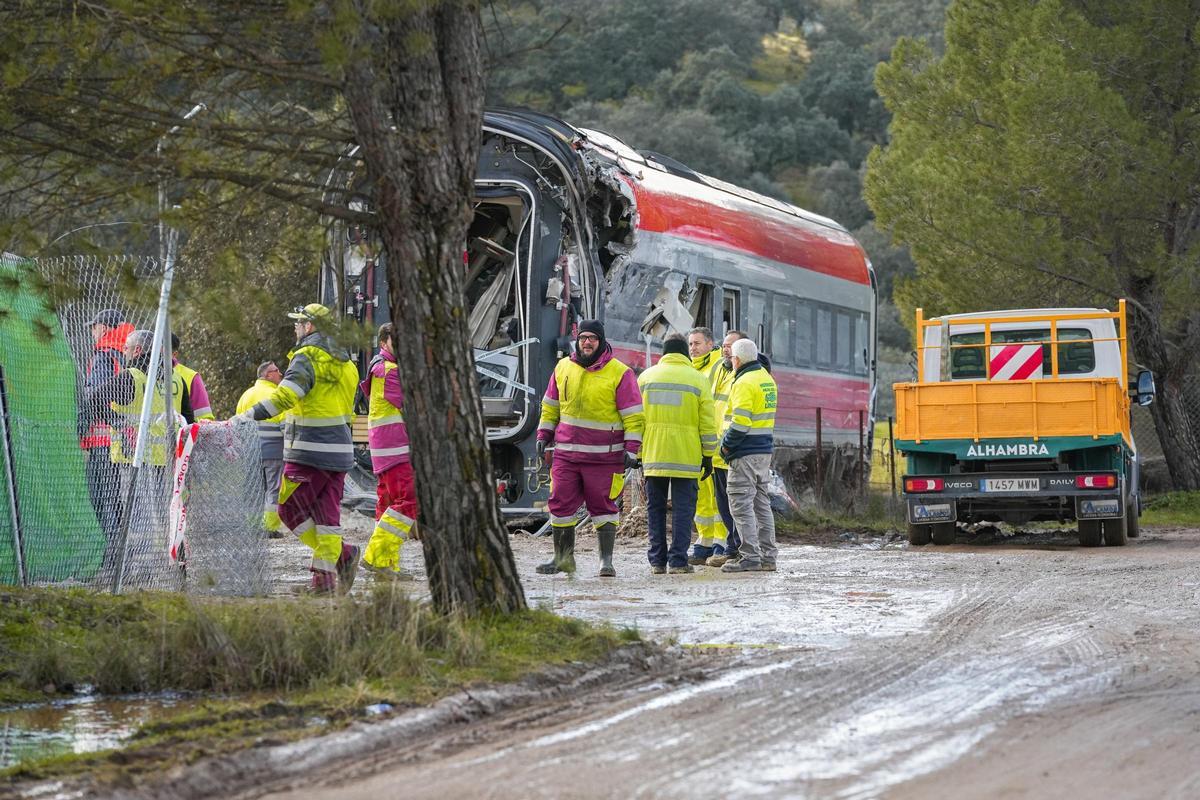 Trabajadores realizan tareas de retirada de los vagores en el punto del acidente de Adamuz, el pasado lunes.