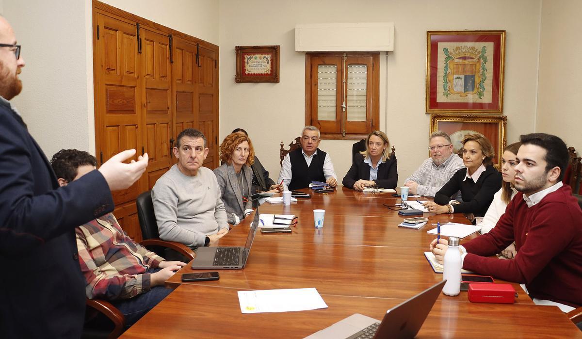 Miembros de la corporación municipal de Puçol durante la reunión del pasado viernes.