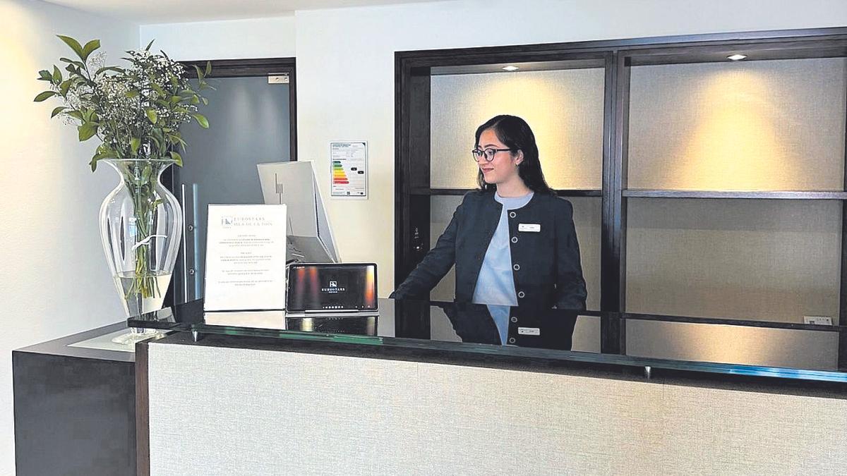 Una alumna del CIFP Carlos Oroza realizando prácticas en tareas administrativas en la recepción del hotel de cuatro estrellas Eurostars Isla de La Toja, perteneciente al grupo Hotusa.