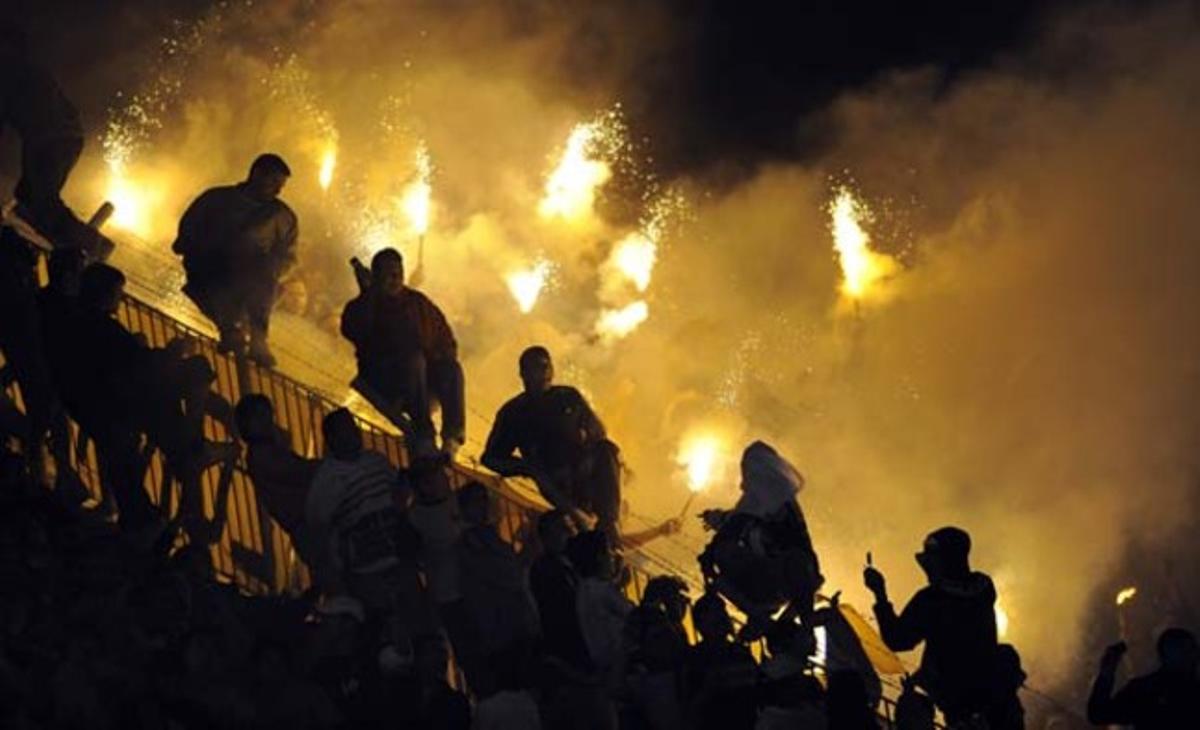 Aficionats als Boca Juniors encenen bengales durant el partit de la lliga argentina de futbol contra l’equip River Plate a Buenos Aires (Argentina).