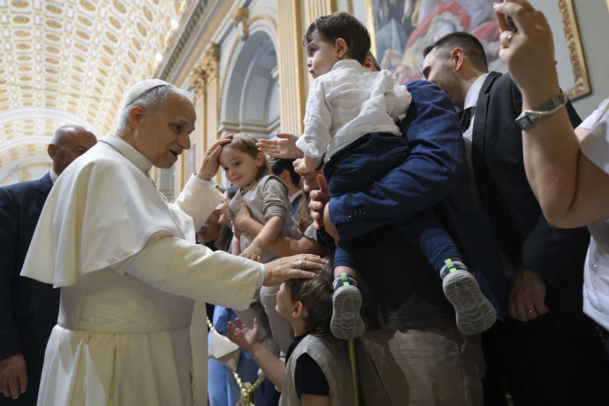 VATICAN CITY (Vatican City State (Holy See)), 30/05/2026.- A handout picture provided by the Vatican Media shows Pope Leo XIV (L) greeting children during an audience with members of the Villa Nazareth community, in Vatican City, 30 May 2026. (Papa, Nazaret) EFE/EPA/VATICAN MEDIA HANDOUT HANDOUT EDITORIAL USE ONLY/NO SALES. HANDOUT EDITORIAL USE ONLY/NO SALES