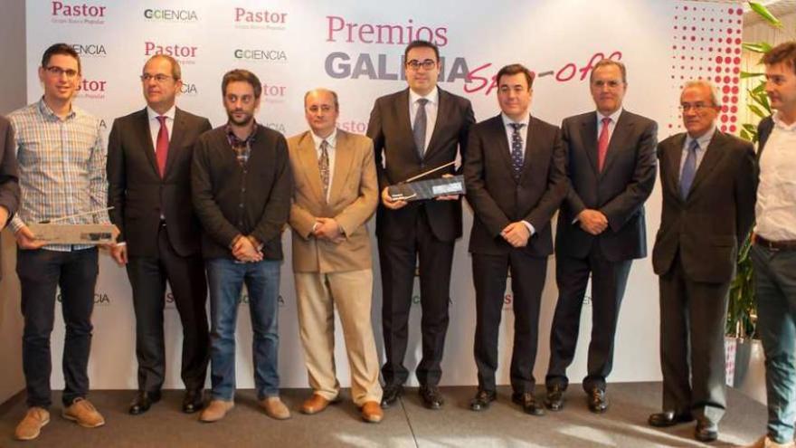 Los empresarios premiados posan con los promotores de los premios, el conselleiro y el alcalde, ayer, en la fundación Barrié.