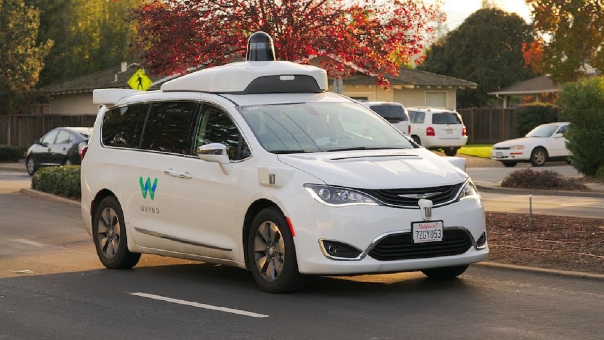 Un taxi autónomo produce un atasco al bloquearse con unos conos