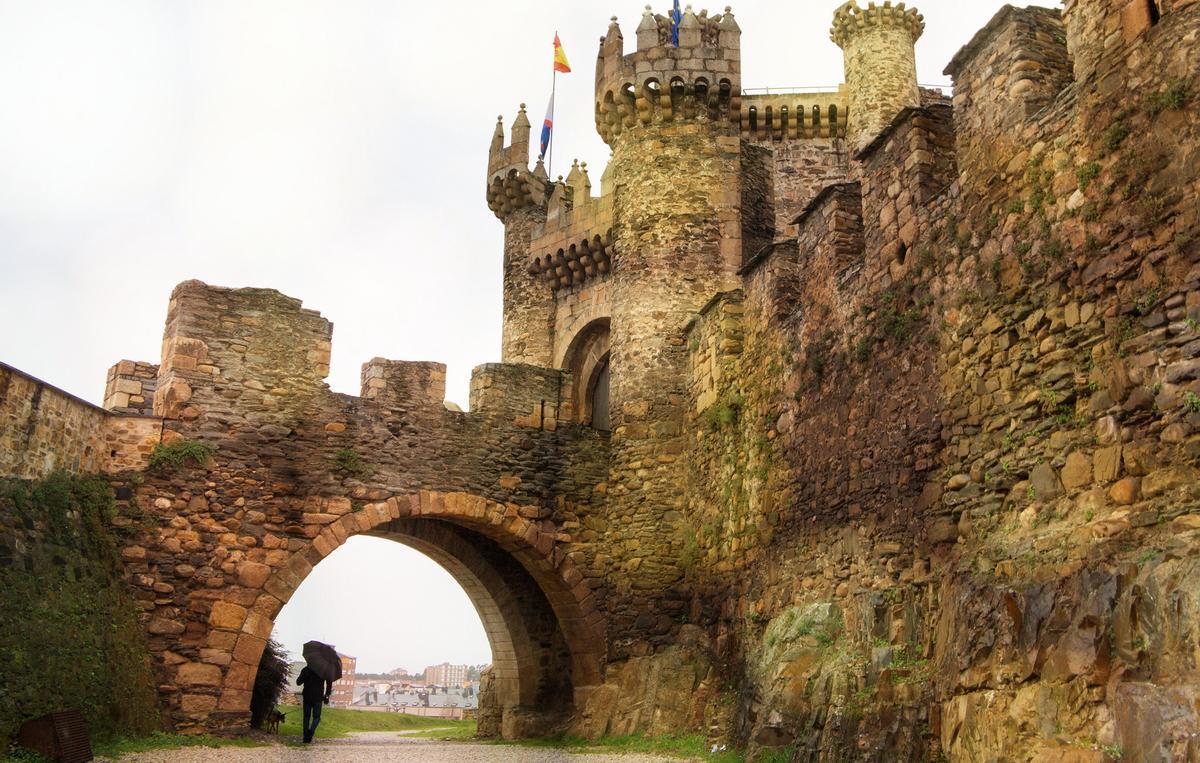 El castillo templario de Ponferrada es uno de los monumentos que pueden observarse en el Camino de Invierno