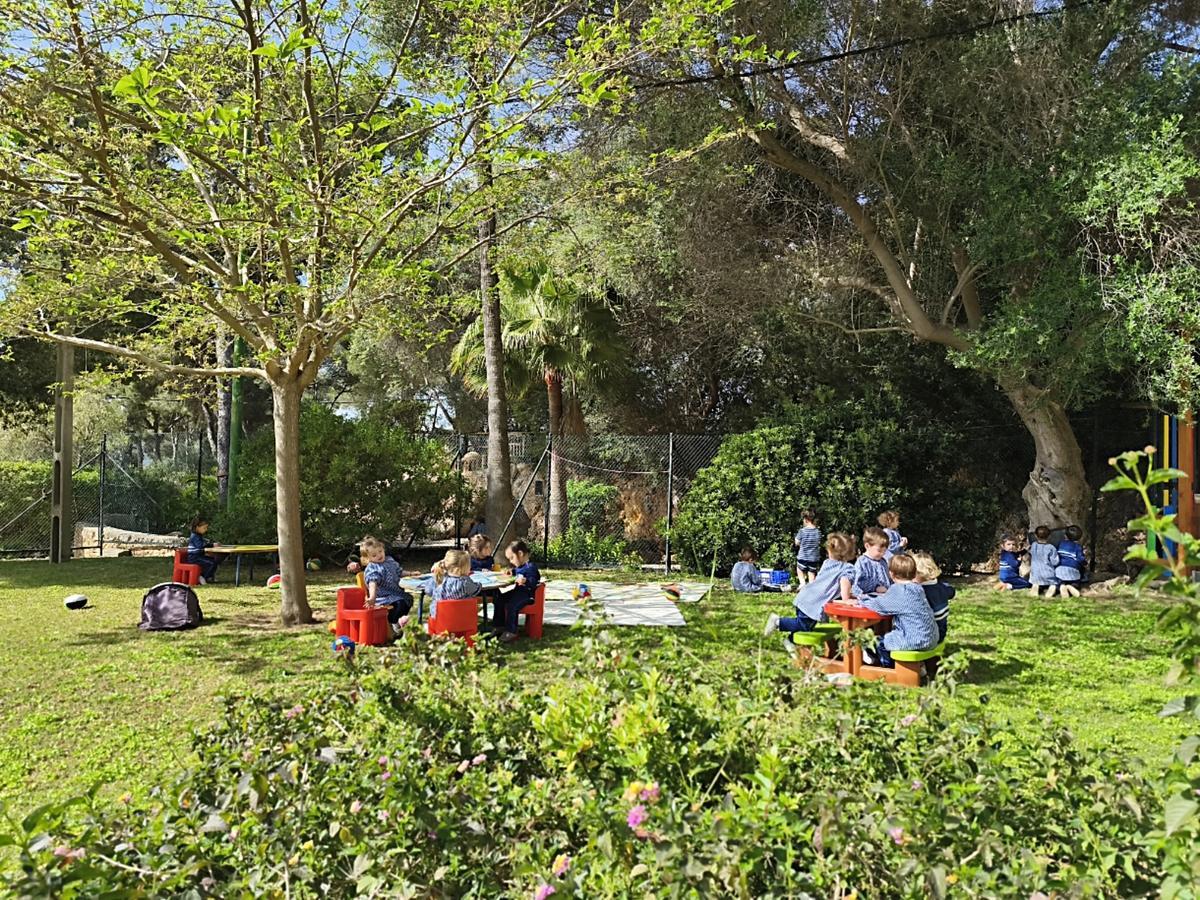 El enorno natural de la Escoleta San Cayetano cuenta con jardines, huertos y un Bosque Encantado.