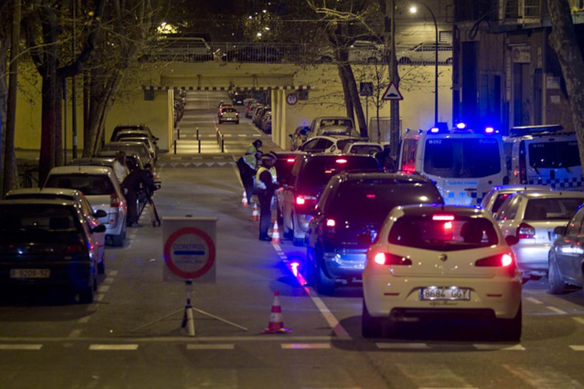 Control de alcoholemia y drogadicción en Poble Nou, una madrugada de sábado.