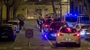 Control de alcoholemia y drogadicción en Poble Nou, una madrugada de sábado.