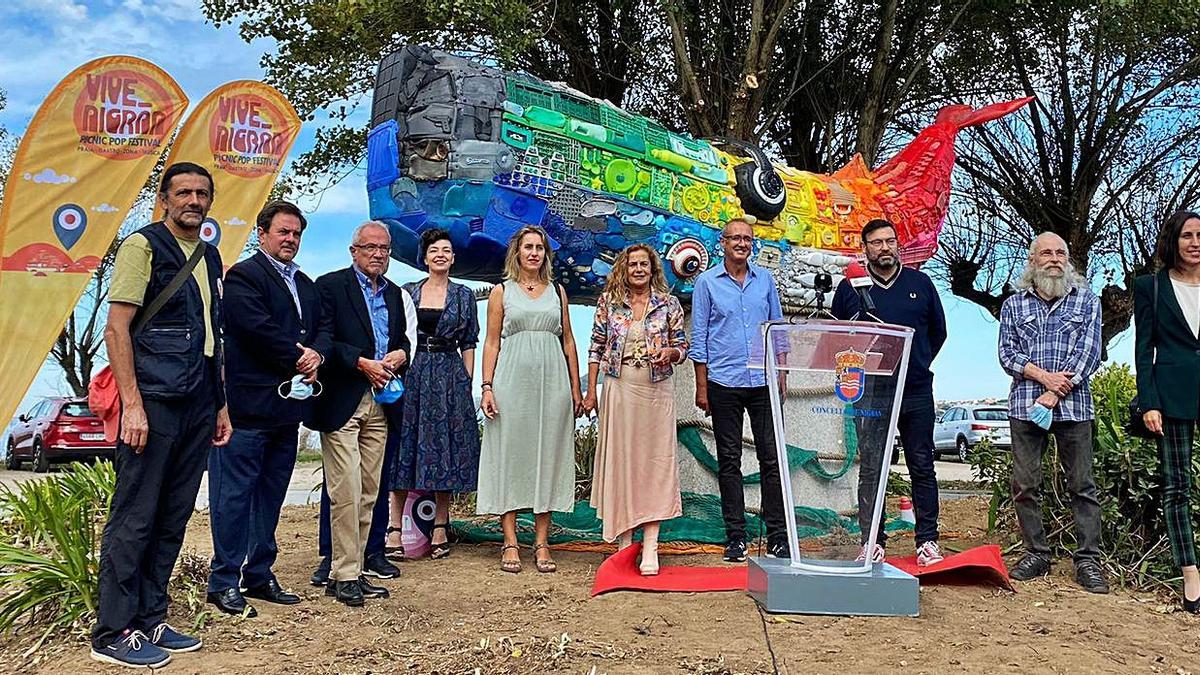 “Balmi”, el cachalote de plástico que luce en Praia América