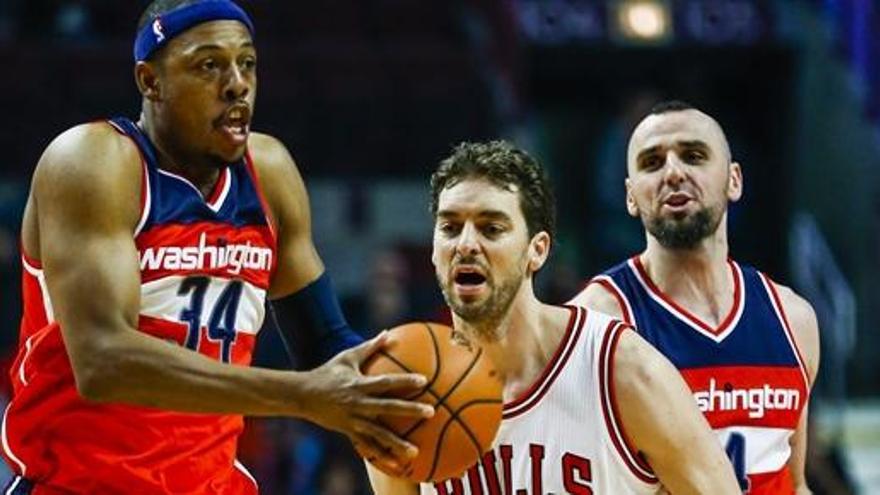 Gasol, junto a Paul Pierce.