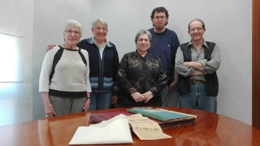 Filles i nebodes dels dos mestres amb l&#039;alcalde de Navàs i el responsable de l&#039;arxiu