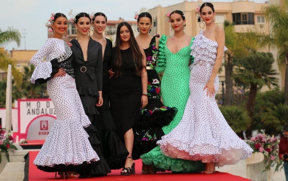 Marina Soudry, junto las modelos que lucieron sus diseños de trajes de flamenca en el desfile ‘Marbella flamenca’.  | LA OPINIÓN