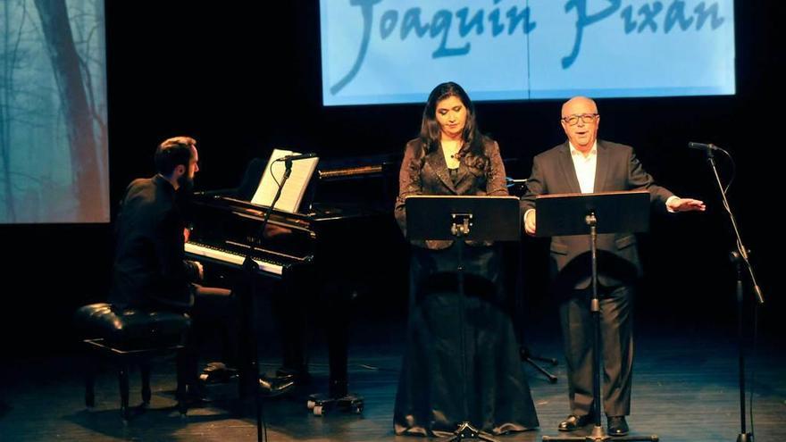 Joaquín Pixán, con la soprano Dolores Granados y el pianista Manuel Pacheco, durante el concierto.