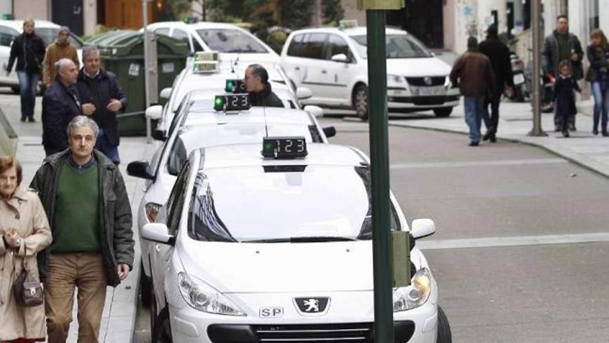 Fila de taxistas a la espera de un servicio en la parada situada frente a Porta do Sol.  // Jorge Santomé