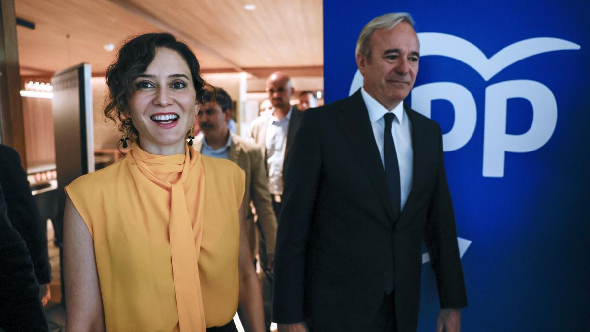 Isabel Díaz Ayuso junto a Jorge Azcón a su llegada a la Junta Directiva Nacional del PP este lunes.