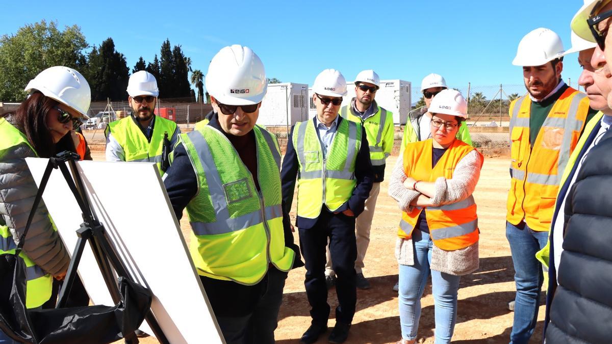 El alcalde de Alaquàs durante la visita a las obras en el polígono dels Mollons.