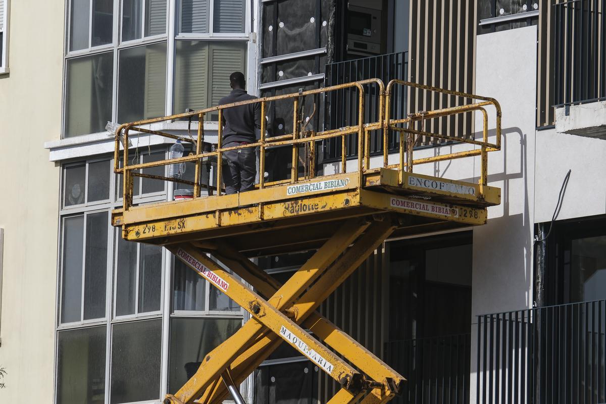 Un obrero extranjero trabaja en Canarias.