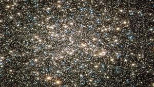 Una imagen del cúmulo globular M13, a 22.000 años luz de la Tierra, que consta de un millón de estrellas comprimidas en un espacio de 150 años luz de diámetro.