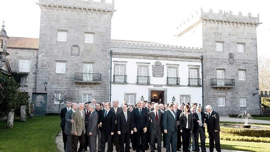 Cumbre del Eixo Atlántico el pasado mes de febrero  Emilio Pérez Touriño presidió la jornada de clausura de la asamblea del Eixo Atlántico el pasado mes de febrero en Vigo. En esa reunión -la foto de familia corresponde al término de la misma en el pazo de Castrelos- se decidió, entre otros acuerdos, la redacción de los estudios pertinentes para potenciar el papel de la asociación dentro la Eurorregión de Galicia y el norte de Portugal. Los representantes de todos los concellos presentes avalaron la iniciativa por unanimidad.