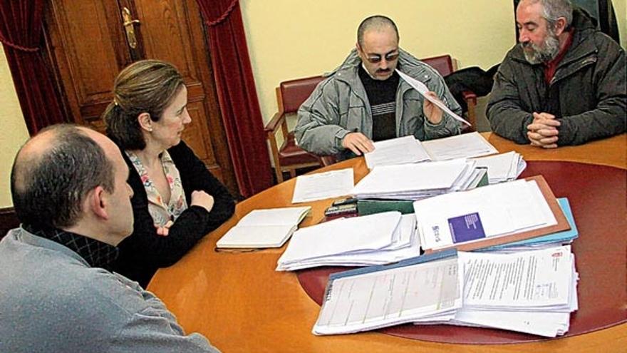 Un instante de la reunión entre la alcaldesa y los sindicalistas. /