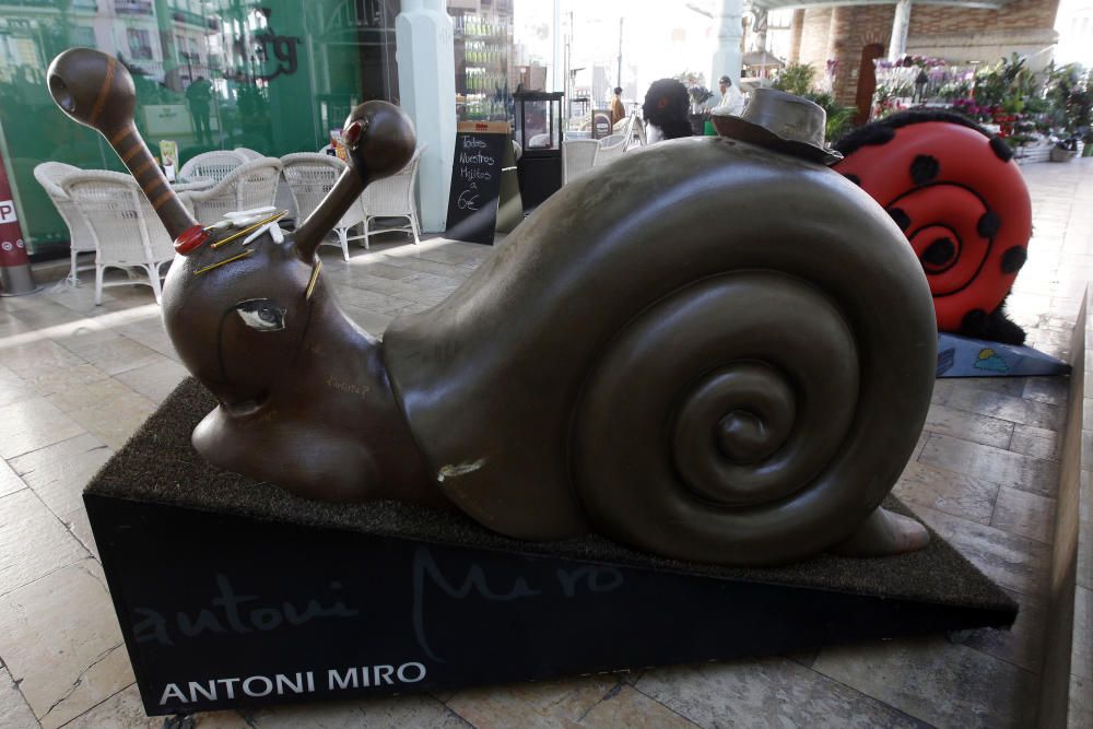 Exposición de caracoles gigantes en el mercado de Colón