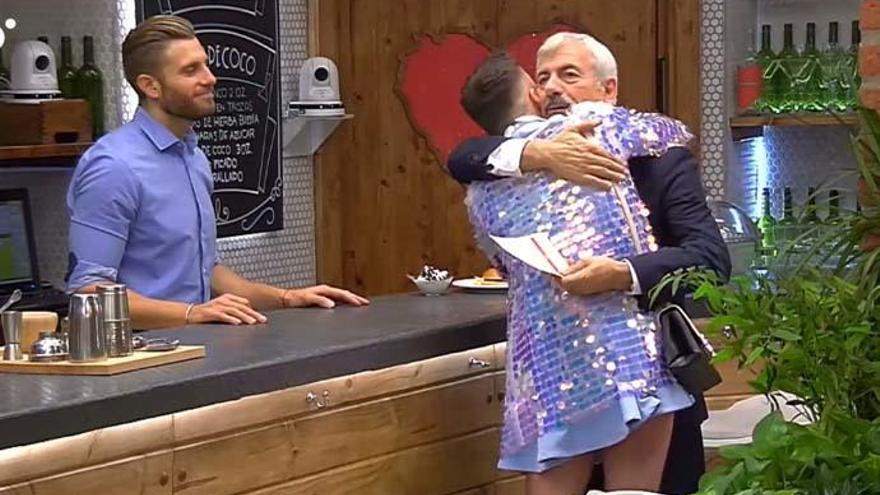 Carlos Sobera se abraza con la concursante