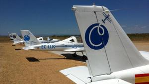 Dos muertos tras estrellarse una avioneta en Toledo. En la foto, varias avionetas en el aeródromo de Casarrubios del Monte.