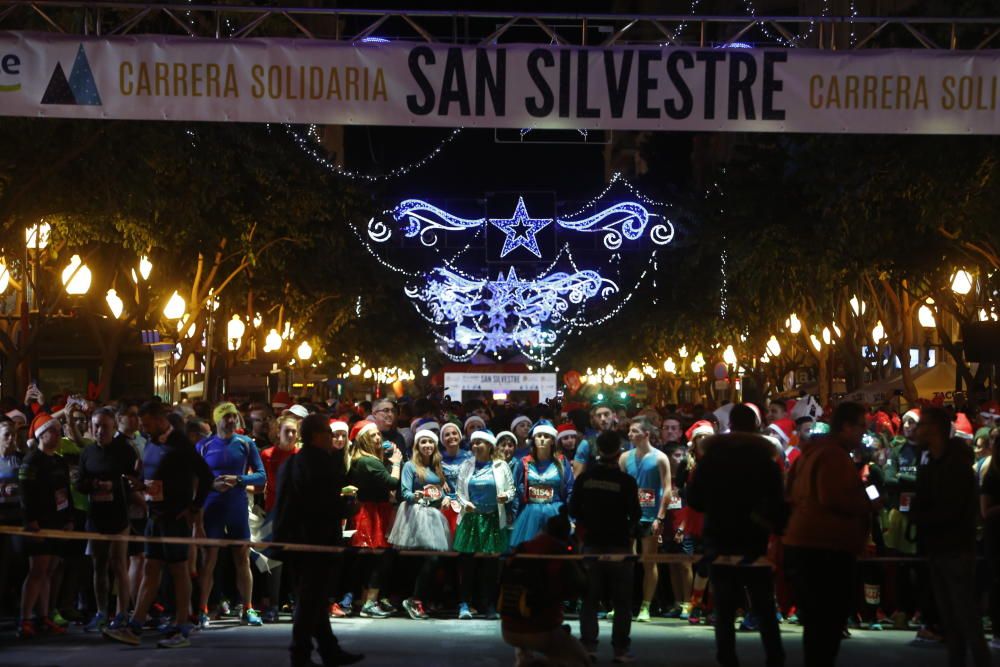 Una San Silvestre lúdica y solidaria recorre Alicante.