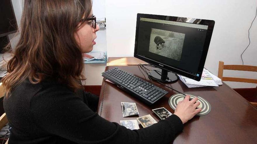 Lara Fuentes, ayer, revisando fotos proporcionadas por colectivos del rural estradense. // Bernabé / Cris M.V.