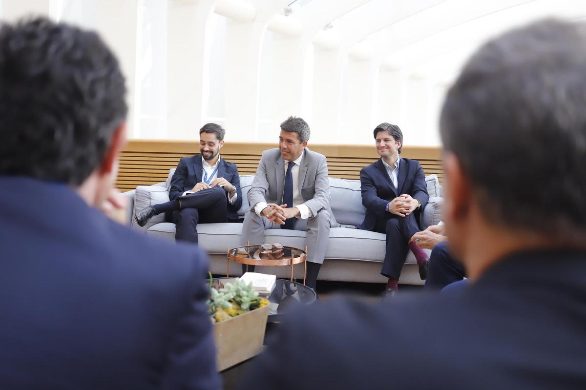 Reunión del president de la Generalitat Valenciana, Carlos Mazón, con startups y empresas en el Foro del Mediterráneo