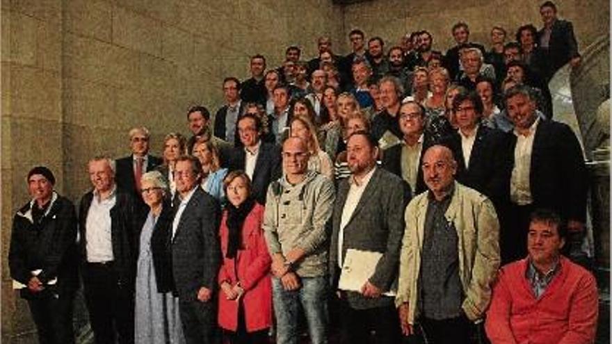Els diputats de Junts pel Sí celebren amb una foto conjunta el seu primer dia al Parlament.