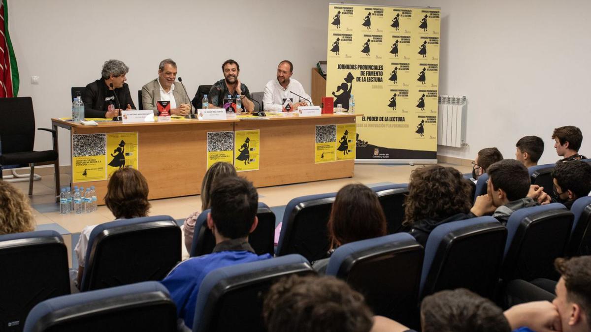 Carmen Mola en la charla con bachilleres el Centro de Formación e Innovación Educativa (CFIE). | Ana Burrieza