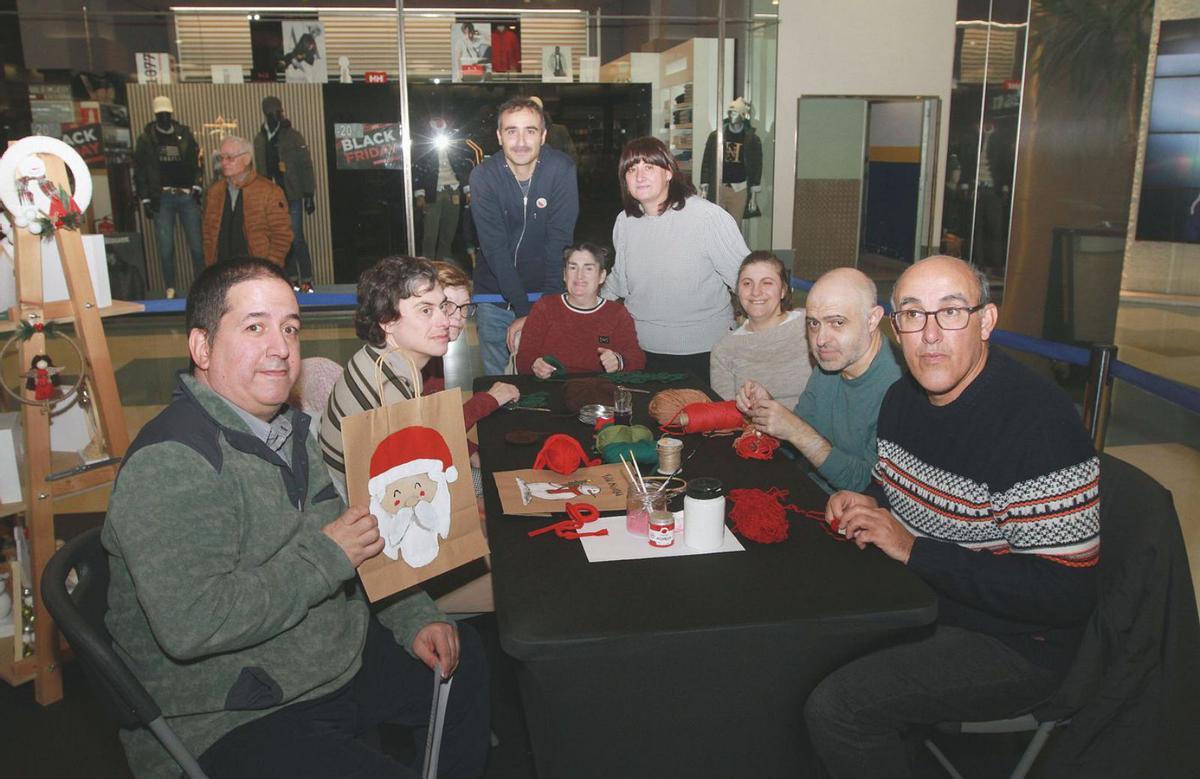 Los usuarios de los talleres ocupaciones que se desplazaron ayer.