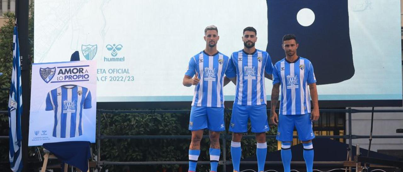 Presentación de la primera camiseta del Málaga CF.