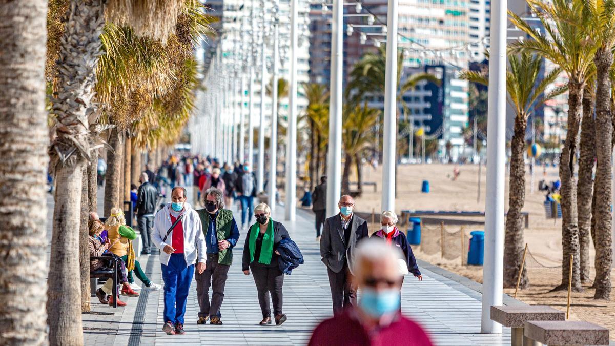 Turistas paseando por el paseo de Levante de Benidorm