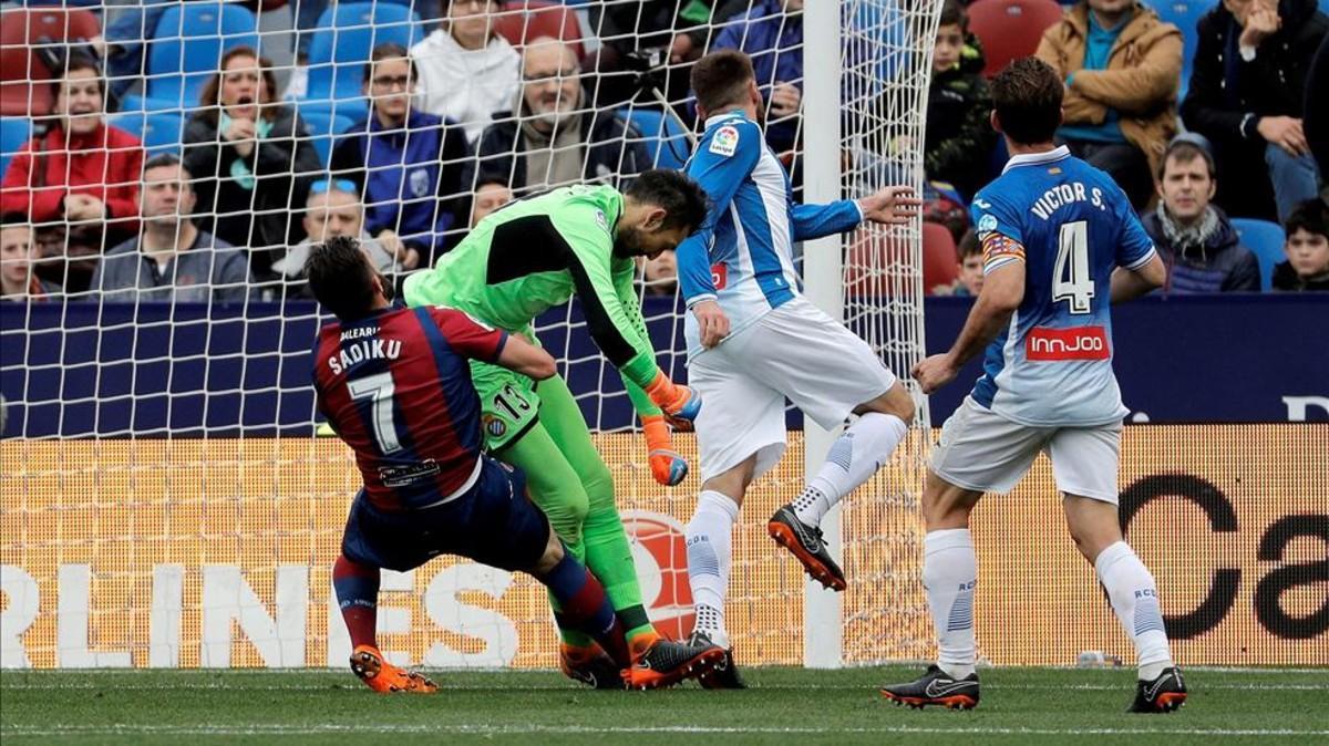 El choque entre Sadiku y Diego López fue muy violento