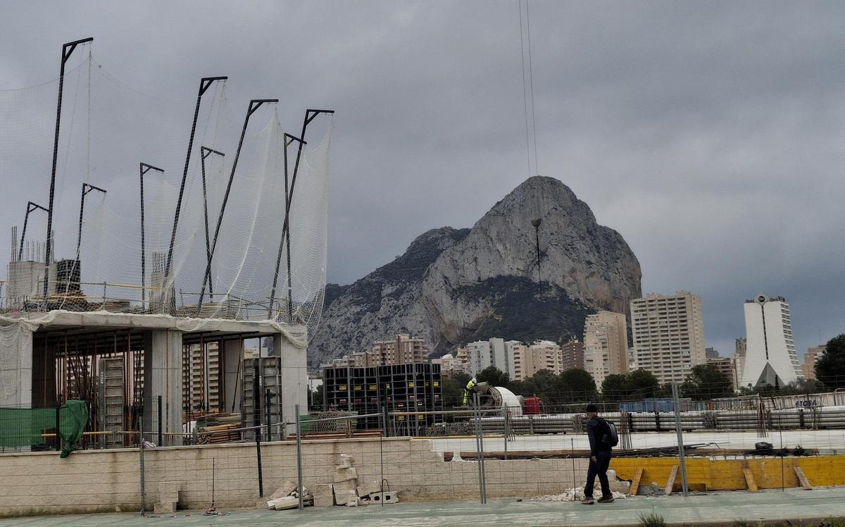 Un vecino observa el inicio de las obras de más torres de apartamentos