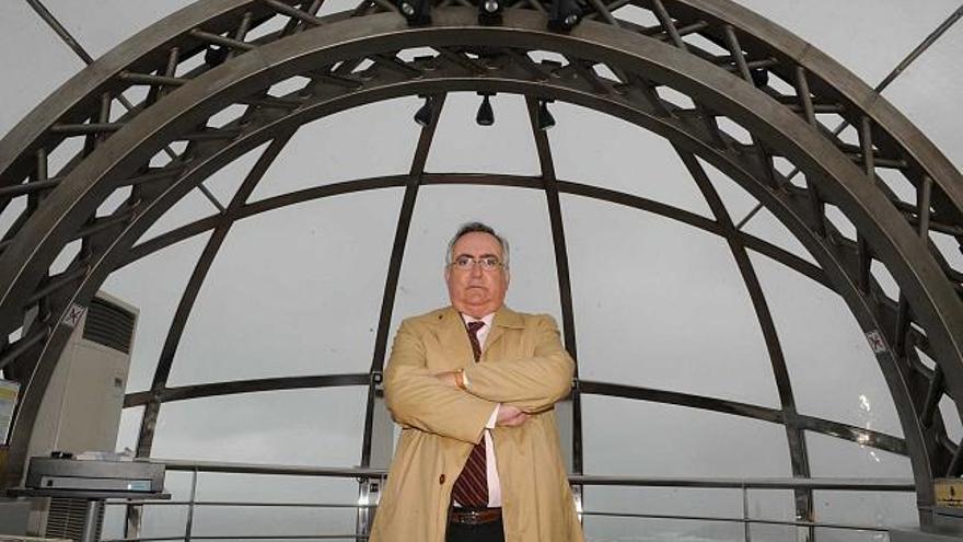 Antonio Álvarez-Buylla posa dentro del ascensor acristalado del monte de San Pedro. / víctor echave