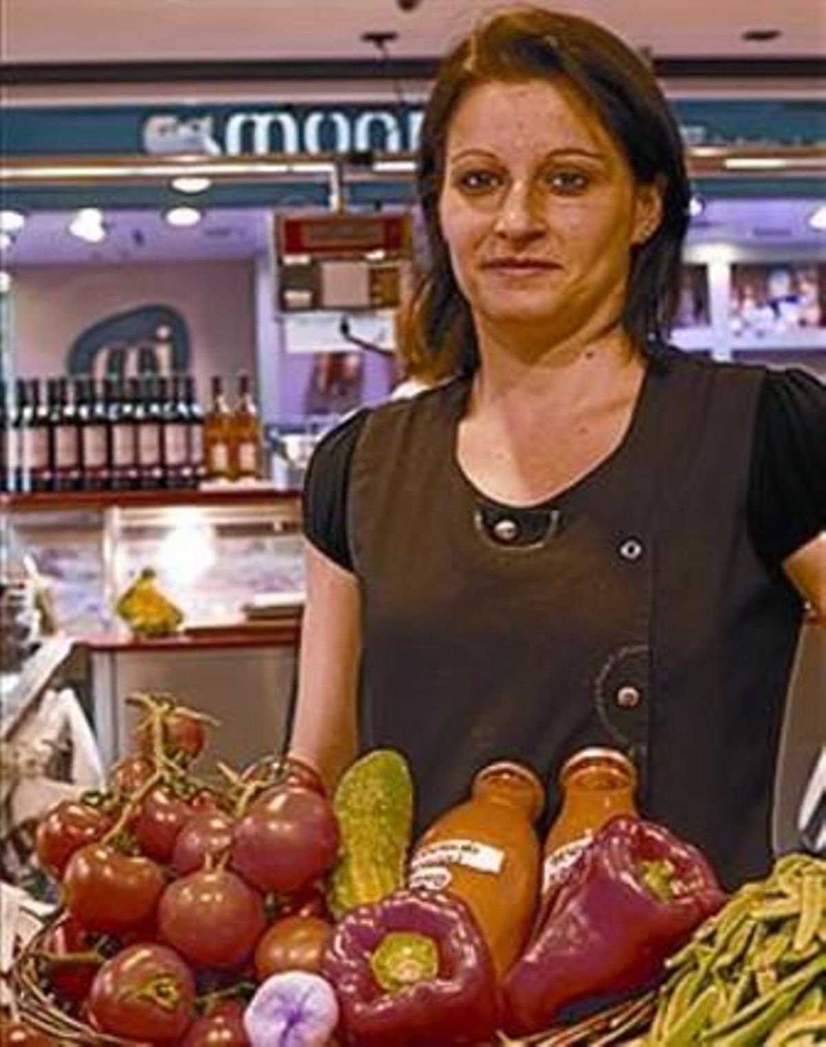 Susana Delgado mostra el gaspatxo i els seus ingredients. Susana Delgado mostra el gaspatxo i els seus ingredients.