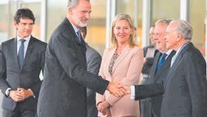 El rey Felipe VI saluda al presidente de la Fundación Caixa y Criteria, Isidro Fainé, a su llegada al Congreso de la CEDE en Bilbao