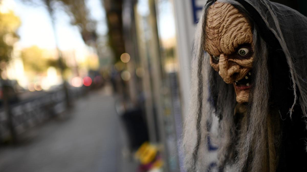 Vista de una máscara de Halloween en la zona básica de salud de Guzmán el Bueno, en el distrito de Chamberí, en Madrid (España), a 26 de octubre de 2020.