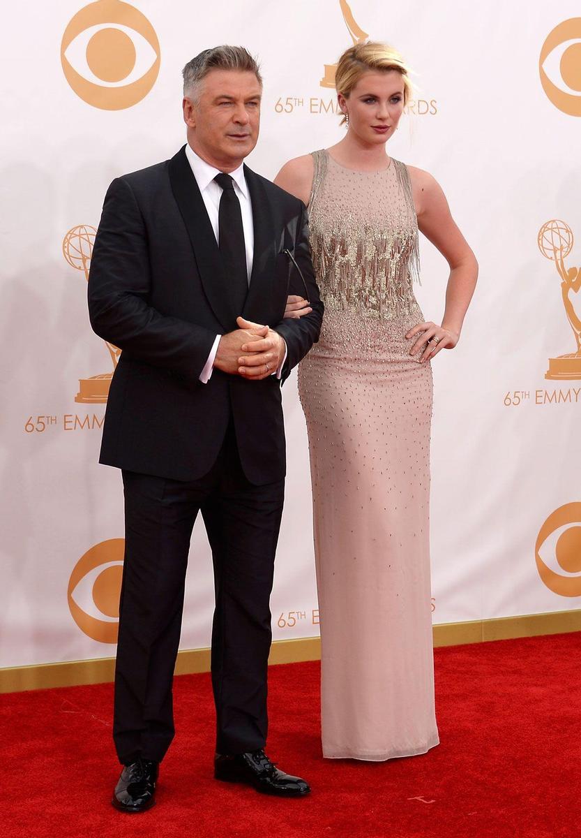 Alec Baldwin y su hija, Ireland Basinger Baldwin, posan en los Premios Grammy 2013