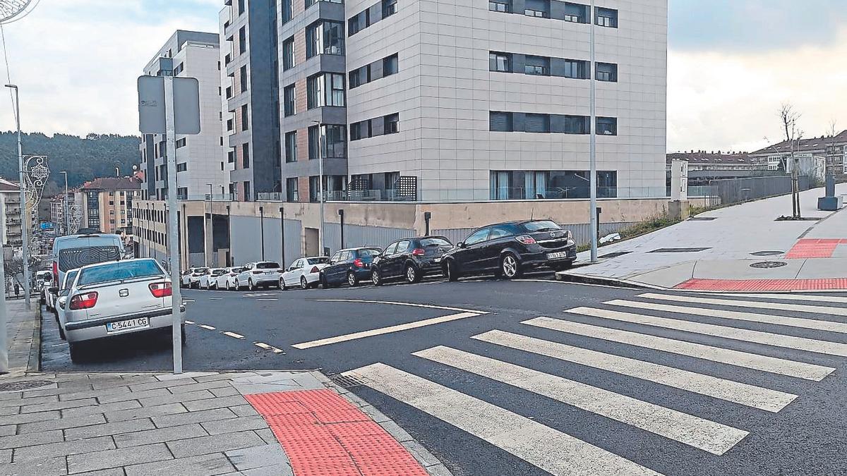 La rúa da Cruxa, en Milladoiro, tras ser abierta a la circulación.