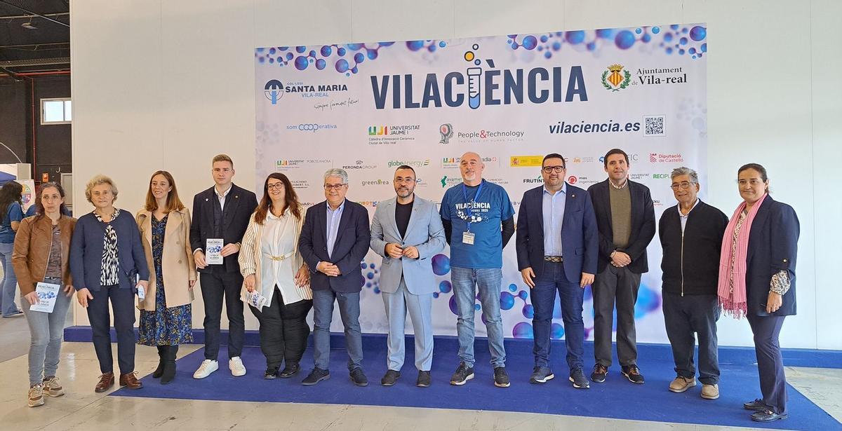 Una amplia representación de autoridades locales, encabezadas por el alcalde, José Benlloch, ha acompañado a los responsables del Colegio Santa María en la inauguración de Vilaciència.