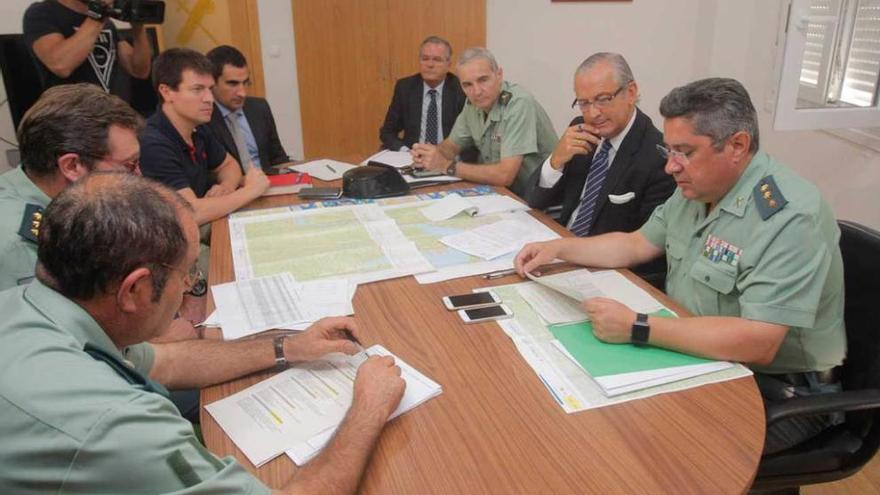 A la derecha, el coronel Jambrina y el director general de la Guardia Civil, Arsenio Fernández de Mesa.