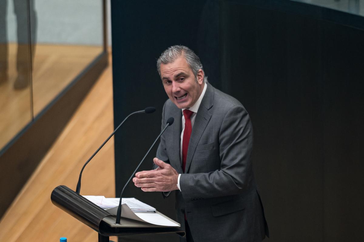 El portavoz de Vox en el Ayuntamiento, Javier Ortega Smith, interviene durante un pleno del Ayuntamiento de Madrid, en el Palacio de Cibeles, a 28 de mayo de 2024, en Madrid (España).Cibeles ha arrancado el Pleno con un minuto de silencio por las víctimas civiles de Gaza compartido con Ucrania, a petición de Más Madrid. Durante la sesión plenaria, el Partido Popular ha presentado hoy en el Pleno ordinario del Ayuntamiento de Madrid una moción en defensa de la tauromaquia. 28 MAYO 2024;MADRID;PP;PLENO DEL AYUNTAMIENTO;TAUROMAQUIA Diego Radamés / Europa Press 28/05/2024 / JAVIER ORTEGA SMITH;Diego Radamés