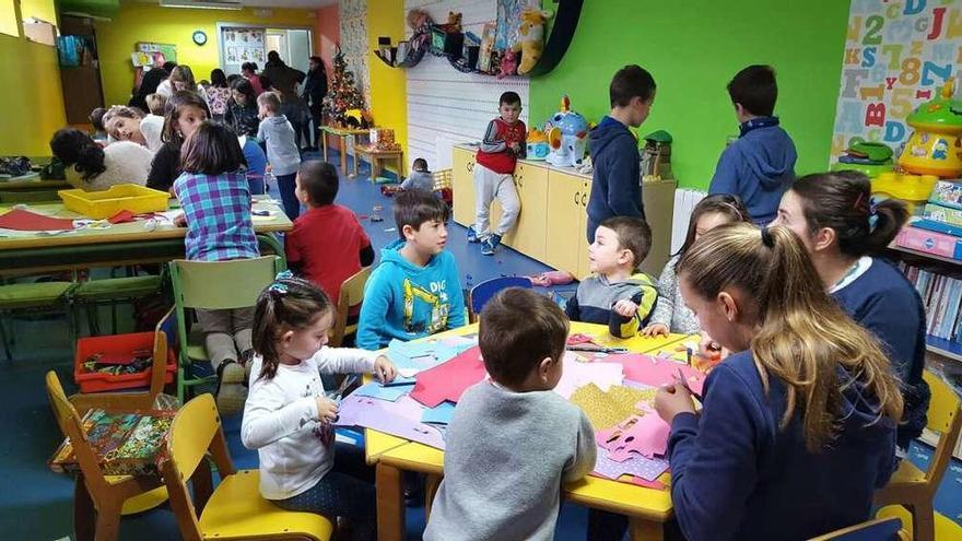 Niños abegondeses crean decoración navideña y juegos en talleres del Concello