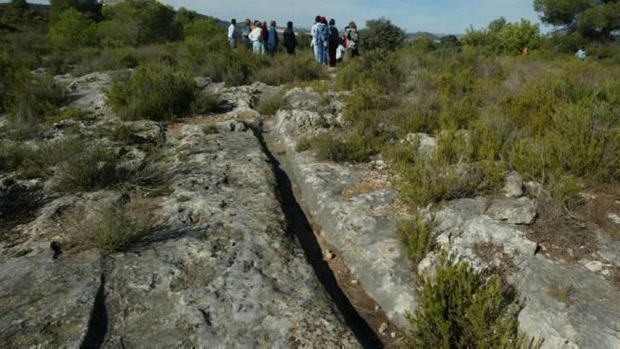 Surcos abiertos en las rocas para el paso de carros cargados de mármol en la época romana.
