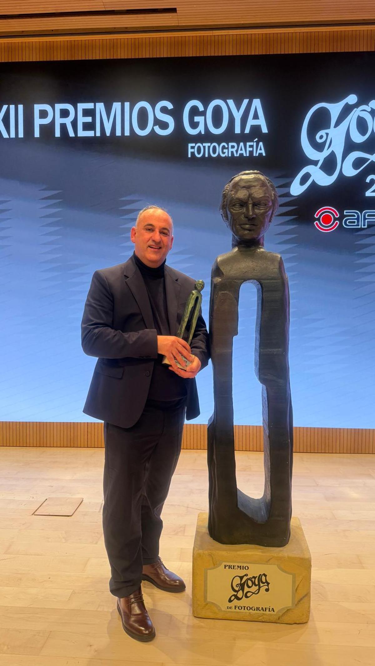 Andrés González en la gala de los Goya de fotografía con su estatuilla.